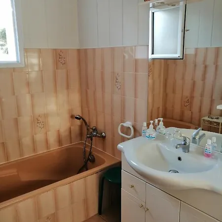 Maison Dans Quartier Tranquille 3 Km De La Mer